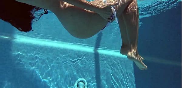  Andreina De Luxe swims naked and beautiful in the pool